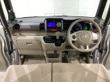 車内は光触媒抗菌消臭施工済です。スタイリッシュなデザインで暖かみのあるインパネ周りを演出します。グローブボックスやカップホルダーのほかにトレーなどたくさんの収納スペースが装備されています。