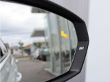 ブラインドスポットを装備しております。車線変更時の安全確認をサポートする装備です。