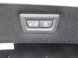 電動リアゲート装備です。バンパー下でのキックスイッチも装備されております。