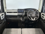 【インパネ】運転のしやすさを最優先に設計された見晴らしの良いフロントビュー。車両間隔が掴みやすく狭い道でも安心♪「安全」と「品質」を最優先に、安心してお乗りいただけるクルマを提供いたします。