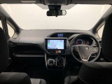 シンプルながら機能性あふれる運転席廻りです。視界性もよく、運転しやすいですよ。