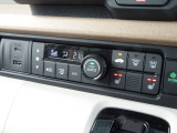 使いやすいフルオートエアコン♪運転席&助手席にはシートヒーターを装備♪ナビ連動のUSBや充電機能のジャックも備えています。