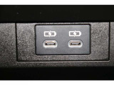 センターコンソールボックス内にも給電用のUSB端子(Type-C)を装備しています。