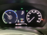 ハイブリット車専用のメーターです。右側の大型スピードメーターに加え、ステアリングスイッチを使って左のマルチインフォメーション・ディスプレイで燃費や動力伝達などの情報が見れるようになっています。