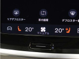 フロントシートには、シートヒーターに加えステアリングホイールヒーターも装備しています。シートヒーターはフロントだけでなくリアシートにも装備。4席で独立した調整が可能です。