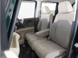 運転席と助手席は足元が繋がっているので自由に行き来しやすいので駐車場が狭いときでも助手席側からスムーズに乗り降りできて便利!