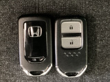 スマートキーを装備しています。鍵を差し込むことなくドアロックの開け閉めと、スタートボタン操作でのエンジンスタートができます。スペアキーも同じものを用意しております。
