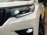 【LEDヘッドライト】悪天候や夜間走行時も良好な視界を確保し安心して運転できる高輝度LEDヘッドライトを装備!点灯速度が早く、消費電力も抑えられています。