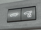 【パワーバックドア】スマートキーや運転席のボタンを押すだけでリアゲートが自動で開閉します!荷物を持っている時や、高い位置にあるバックドアを閉める際に便利な機能です♪