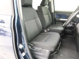 運転席と助手席はゆったりと座れます。