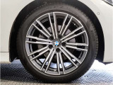【BMWアロイホイル】軽量かつ強度に拘ったアロイホイル。走行性能ポテンシャルを引き出す設計。車の足元を引き締めてくれる大きなポイントはアロイホイルです。