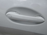 コンフォートアクセス装備です。ハンドルに触れてドアの開閉が可能になります。