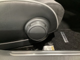 運転席にはドライバーの体型や好みに応じて前後方向だけでなく、高さの調整ができるシートリフターを装備!