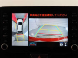パノラミックビューモニター付きです。車両を上から見たような映像をモニター画面に表示。運転席からの目視では見にくい、車両周辺の状況をリアルタイムでしっかり確認できます。