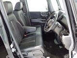 フロントシートはベンチシートです、運転席と助手席の移動が簡単です。真ん中にはアームレストも装備されています! また運転席シートの高さも調整できます。