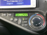 【オートエアコン】一度お好みの温度に設定すれば、車内の温度を検知し風量や温度を自動で調整。暑い&hellip;寒い&hellip;と何度もスイッチ操作をする必要はありません。快適な車内空間には必須の機能ですね♪