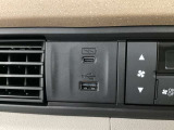 エアコン操作パネルの左側に、スマートフォンなどの充電可能なUSB端子と、音源などの外部入力の可能なUSB端子がついています。移動中に充電もできるので便利です。