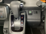 CVT車のセレクトレバーです。低速から高速まで、変速ショックのないスムーズな走りを実現するとともに、エンジン効率のよい領域を維持することで燃費にも貢献します。
