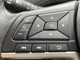ハンドルから手を離さずにオーディオの操作ができるステアリングスイッチ付