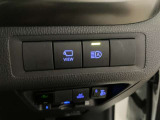 【オートマチックハイビーム】フロントガラス上部に設置されたカメラセンサーにより前方車両のランプや街路灯などの明るさを判定、自動的にハイビームとロービームを切替。