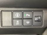 ハンドルの右側にはヘットライトリベライザーとHondaセンシング用のメインスイッチがついています。ヘッドライトリベライザーは道路状況や積荷の加重に応じてライトの高さを調節できます。