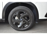 純正18インチアルミホイル/タイヤサイズは225/55R18です