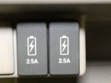 充電用USB端子付き。スマートフォンなどの充電に便利です。