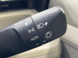 【オートライト】周りの明るさに応じて自動でヘッドライトの点灯・消灯ができる機能です!ライトの付け忘れ・消し忘れなどが無くなり、雨の日や夕方の走行も安心!トンネル通過時も便利ですね♪