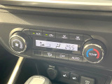 【オートエアコン】一度お好みの温度に設定すれば、車内の温度を検知し風量や温度を自動で調整。暑い&hellip;寒い&hellip;と何度もスイッチ操作をする必要はありません。快適な車内空間には必須の機能ですね♪