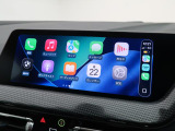 【アップルカープレイ】iPhoneがBMW車両とワイヤレスで接続されます。Apple CarPlayでは、オーディオストリーミングやメッセージングアプリがディスプレイに表示されます。