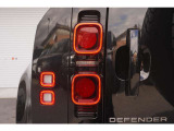 DEFENDERならではのテールランプデザインです。単なる平面ではなく、立体的な造形になっています。角が丸くなっている大小 4つの四角形が独立して取り付けられた形状となっています。