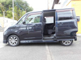 両側パワースライドドアは、車両の両側に電動で開閉できるスライドドアを備えた機能で、特に子育て世代や荷物の出し入れが多い方に便利です。