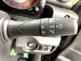 【オートライト】周りの明るさに応じて自動でヘッドライトの点灯・消灯ができる機能です!ライトの付け忘れ・消し忘れなどが無くなり、雨の日や夕方の走行も安心!トンネル通過時も便利ですね♪