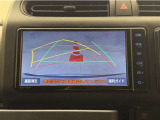バックガイドモニター付きです。車の後方に小型カメラが付いており、バックする際の後方の様子をモニター上に表示します。