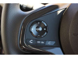 ハンドル左部分でオーディオ操作が可能。そのため、運転中でも目線をずらさずに安全運転♪スマートフォンを接続してハンズフリー通話も可能です。