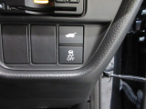 パワーテールゲートの開閉、横滑りを防ぐVSA等のスイッチ類は運転席の右側、手の届きやすい位置にあります。