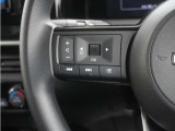 ハンドルにオーディオ操作用スイッチを備え、手を放さずに操作可能。安全性と利便性を両立しています。