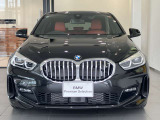 【BMWの伝統-1】BMWの特徴的な&ldquo;キドニーグリル&rdquo;は、80年以上続く伝統の形でございます。変わらないこだわりのデザインが、プレミアムブランド&ldquo;BMW&rdquo;を創り出します。