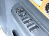 【電動格納ミラー】サイドミラーは電動格納式となっており、狭い駐車場でもキズがつくリスクを抑えられます。