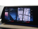 【純正ナビゲーション】BMWのナビゲーションは操作性も良く、詳細な地図情報と交通状況を見やすく表示し、快適なドライビングをサポートしながら目的地までナビゲートします。