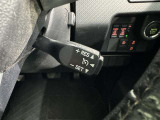 クルーズコントロール機能が付いています。 速度を設定するとアクセルを踏まなくても一定の速度で走ることができます。  高速道路ではとても便利な装置なんです。