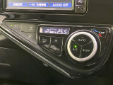 【オートエアコン】一度お好みの温度に設定すれば、車内の温度を検知し風量や温度を自動で調整。暑い&hellip;寒い&hellip;と何度もスイッチ操作をする必要はありません。快適な車内空間には必須の機能ですね♪