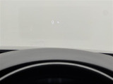 【ヘッドアップディスプレイ】フロントウインドウガラスに運転支援システムの作動状況やナビゲーションの案内表示など、走行に関するさまざまな情報を表示できます。(表示内容は車種により異なります)