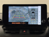 【パノラミックビューモニター】自車周辺をぐるりと俯瞰できるカメラで危険を察知。「床下透過機能」付で、駐車場の白線などにまたがった場合でも画面を見れば一目瞭然です。