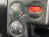 【オートエアコン】一度お好みの温度に設定すれば、車内の温度を検知し風量や温度を自動で調整。暑い&hellip;寒い&hellip;と何度もスイッチ操作をする必要はありません。快適な車内空間には必須の機能ですね♪