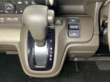 CVT車のセレクトレバーです。低速から高速まで、変速ショックのないスムーズな走りと、エンジン効率のよい領域を維持して燃費にも貢献します。サイドブレーキはスイッチ操作の電子制御パーキングブレーキです。