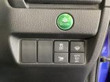 VSA(ABS+TCS+横滑り抑制)解除のオンオフスイッチなどはハンドルの右側に装備しています。燃費に役立つECONボタンもここです。