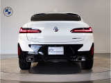 スタイリッシュに研ぎ澄まされたリアビュー。LEDライトがより引き締まったスタイルを実現。急ブレーキ時にはハザードランプ自動点灯し後続車への注意を促します。