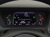 デジタル表示のスピードメーターとタコメーター、燃費やオドメーターなどの表示の他に、ホンダセンシング機能などの表示もできる多機能なマルチインフォメーション・ディスプレイです。