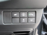 パーキングセンサーや横滑りを防ぐVSA等のスイッチ類は運転席の右側、手の届きやすい位置にあります。